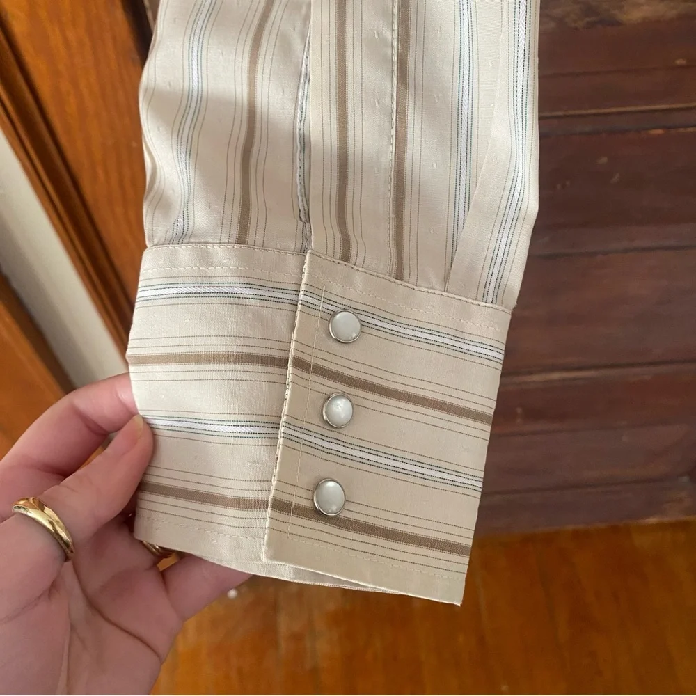 Ely Cattleman Cropped Shirt - Picture 2 of 6